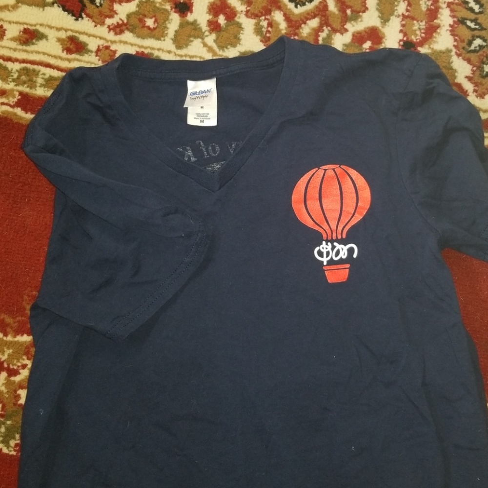 Phi Mu CMNH vneck
